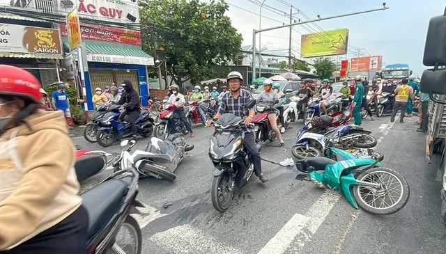 Xe khách tông loạt xe máy dừng đèn đỏ, nhiều người thương vong - Ảnh 2. Xe khách tông loạt xe máy dừng đèn đỏ, nhiều người thương vong - Ảnh 2.