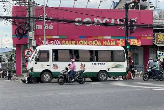 Xe khách tông loạt xe máy dừng đèn đỏ, nhiều người thương vong - Ảnh 1. Xe khách tông loạt xe máy dừng đèn đỏ, nhiều người thương vong - Ảnh 1.