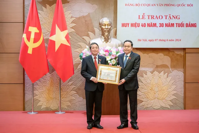 Chủ tịch Quốc hội Trần Thanh Mẫn dự Lễ trao huy hiệu 40 năm, 30 năm tuổi Đảng - Ảnh 1.