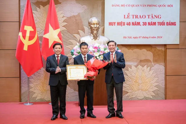 Chủ tịch Quốc hội Trần Thanh Mẫn dự Lễ trao huy hiệu 40 năm, 30 năm tuổi Đảng - Ảnh 2.