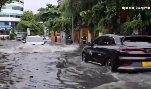 Mưa lớn, nhiều tuyến đường ở TP Hồ Chí Minh ngập nặng - Ảnh 2.