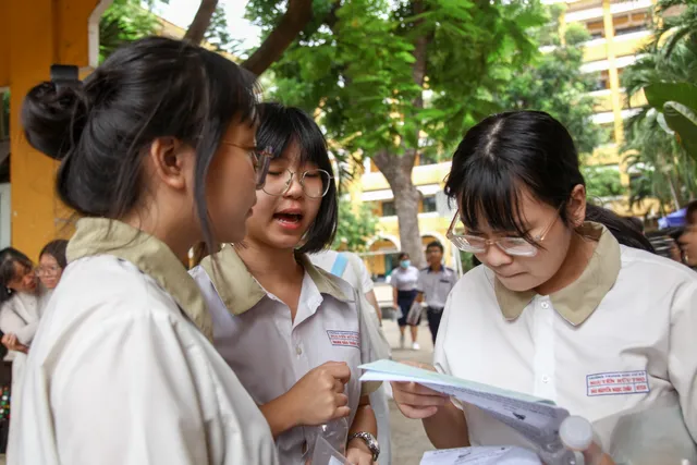 Thí sinh gặp khó với đề thi môn Toán tuyển sinh lớp 10 ở TP Hồ Chí Minh - Ảnh 4.
