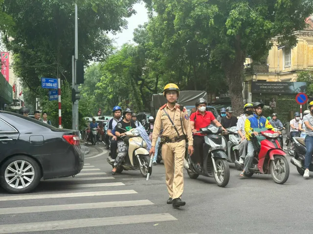 Hà Nội bảo đảm an toàn giao thông trong những ngày thi - Ảnh 5.