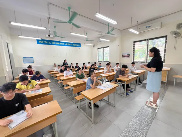 Ngày 10/7, Hà Nội duyệt điểm chuẩn bổ sung vào lớp 10 năm 2024   - Ảnh 1.