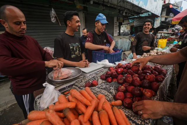 Nghịch lí ở Gaza: Có hàng hóa nhưng không có tiền - Ảnh 1.