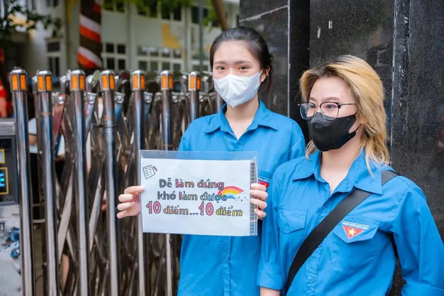 Thanh niên tình nguyện hết mình tiếp sức cho kỳ thi lớp 10 - Ảnh 4.