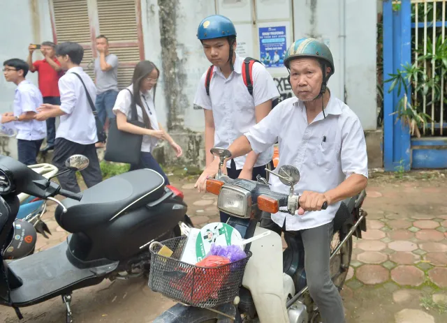 Hanoi: 80-jähriger Mann nimmt sein Kind mit zur Aufnahmeprüfung für die 10. Klasse – Foto 1.
