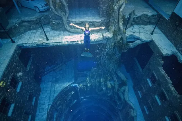 Tham quan bể bơi sâu nhất thế giới ở Dubai, UAE - Ảnh 1.
