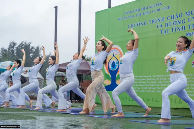 Hàng nghìn người đội mưa đồng diễn yoga lớn nhất lịch sử của Thái Nguyên - Ảnh 4.