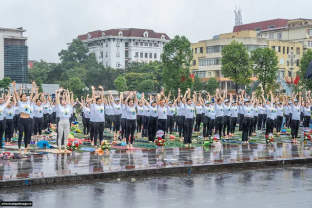 Hàng nghìn người đội mưa đồng diễn yoga lớn nhất lịch sử của Thái Nguyên - Ảnh 2.