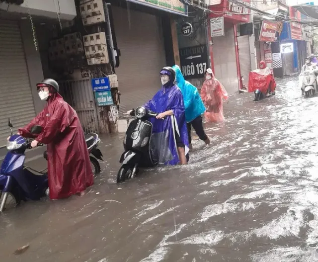 Hà Nội với nỗi lo ngập lụt mùa mưa (Kỳ 1): “Hà Nội mùa này, phố cũng… như sông” - Ảnh 1.