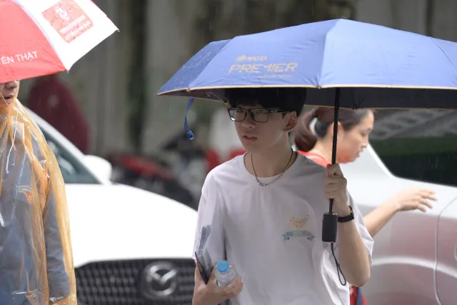 Hà Nội: Thí sinh thi lớp 10 tiếp tục đội mưa chinh phục môn chuyên - Ảnh 9.