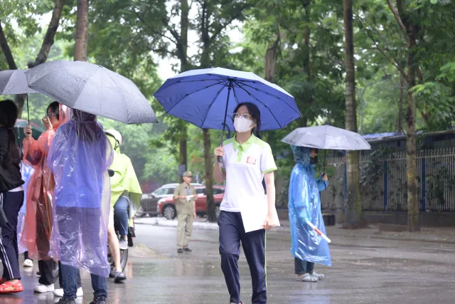 Hà Nội: Thí sinh thi lớp 10 tiếp tục đội mưa chinh phục môn chuyên - Ảnh 10.