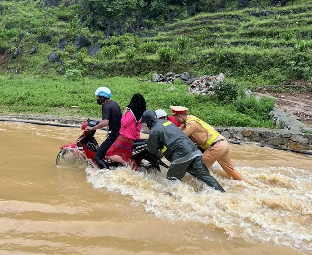 Cảnh sát giao thông Hà Giang đưa 400 du khách nước ngoài qua điểm ngập an toàn - Ảnh 1.