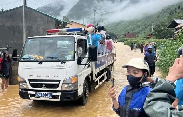 Cảnh sát giao thông Hà Giang đưa 400 du khách nước ngoài qua điểm ngập an toàn - Ảnh 2.