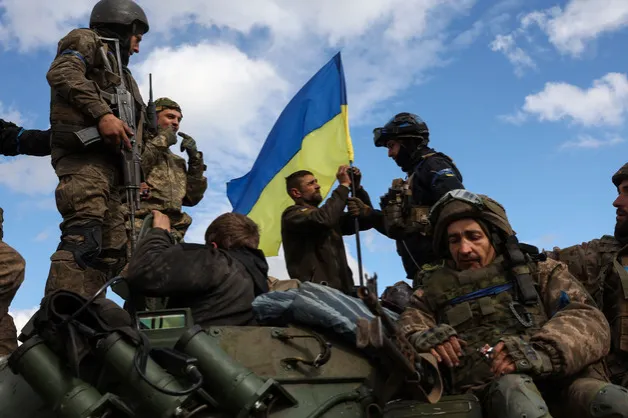 Châu Âu chuẩn bị cho chiến tranh khi xung đột Nga - Ukraine lan rộng - Ảnh 1.