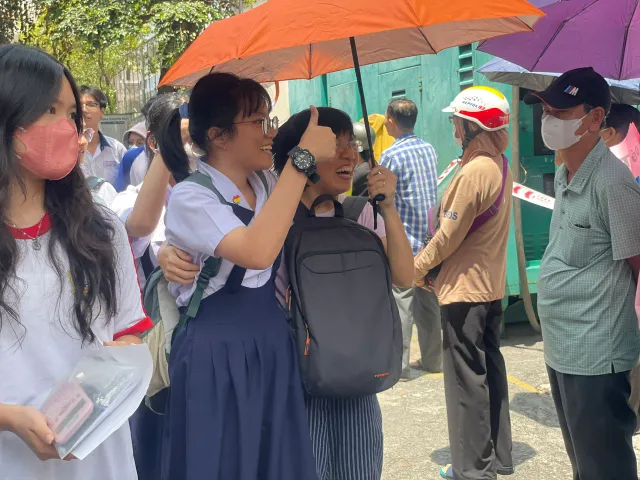 Đậu trường chuyên nổi tiếng, học sinh TP Hồ Chí Minh vẫn tiếp tục đợi kết quả lớp 10 công lập - Ảnh 1.