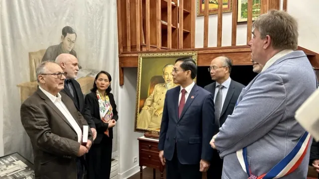 FM pays tribute to President Ho Chi Minh in France - Ảnh 1.