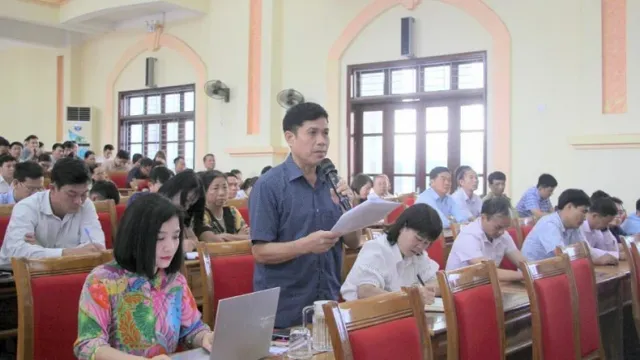 Politburo member Truong Thi Mai meets with voters in Hoa Binh Province - Ảnh 1.