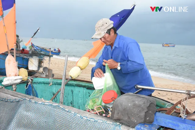Ngư dân “đưa rác vào bờ”, bảo vệ môi trường biển sau chuyến ra khơi - Ảnh 1.
