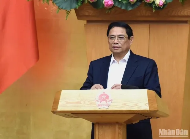 PM presides over Government’s regular meeting  - Ảnh 1.