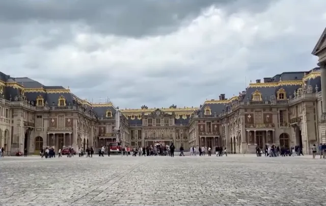 Sơ tán du khách khỏi cung điện Versailles vì xảy ra hỏa hoạn - Ảnh 1.