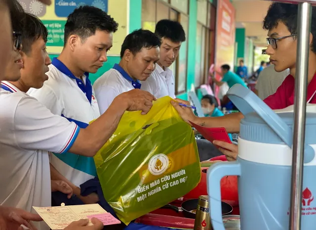 Xếp hàng từ sáng sớm hưởng ứng Ngày hội hiến máu nhân đạo - Ảnh 9. Xếp hàng từ sáng sớm hưởng ứng Ngày hội hiến máu nhân đạo - Ảnh 9.