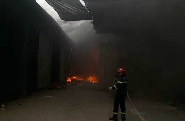Cháy kho xưởng trên phố Hà Nội, cột khói bốc cao nghi ngút - Ảnh 2.