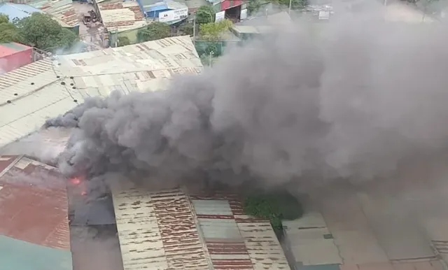 Cháy kho xưởng trên phố Hà Nội, cột khói bốc cao nghi ngút - Ảnh 1.