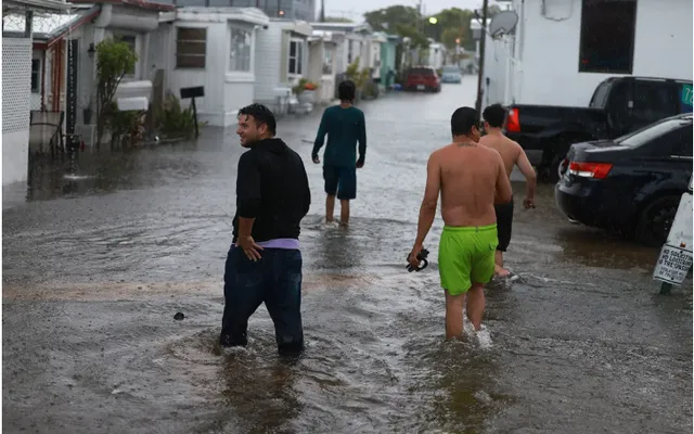 Mưa lớn gây lũ lụt nghiêm trọng, chính quyền bang Florida ban bố tình trạng khẩn cấp - Ảnh 1.