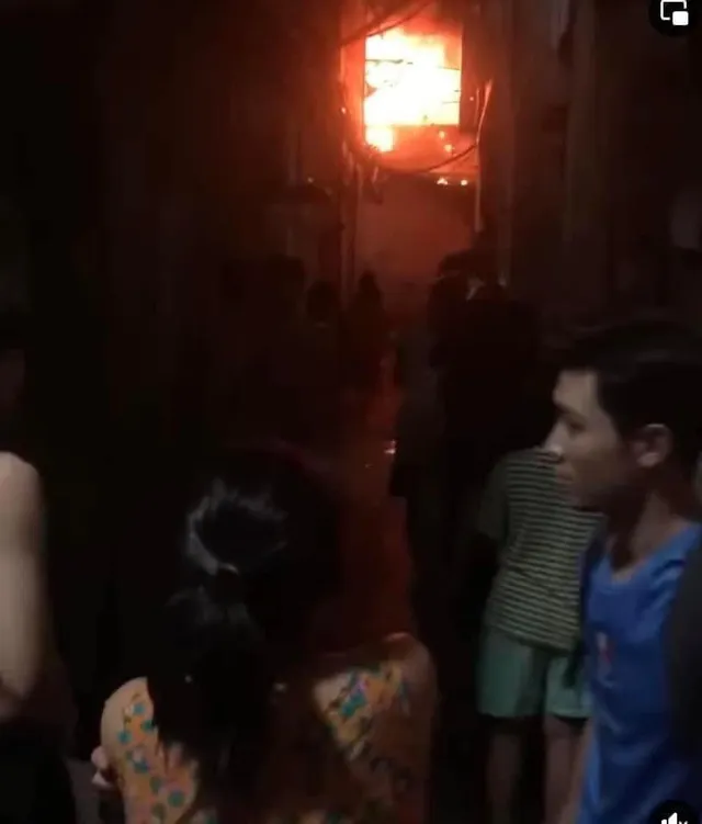 Cháy nhà trong đêm ở Hà Nội, lửa bùng lên dữ dội - Ảnh 3.