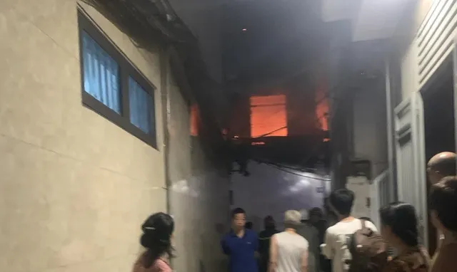 Cháy nhà trong đêm ở Hà Nội, lửa bùng lên dữ dội - Ảnh 2.