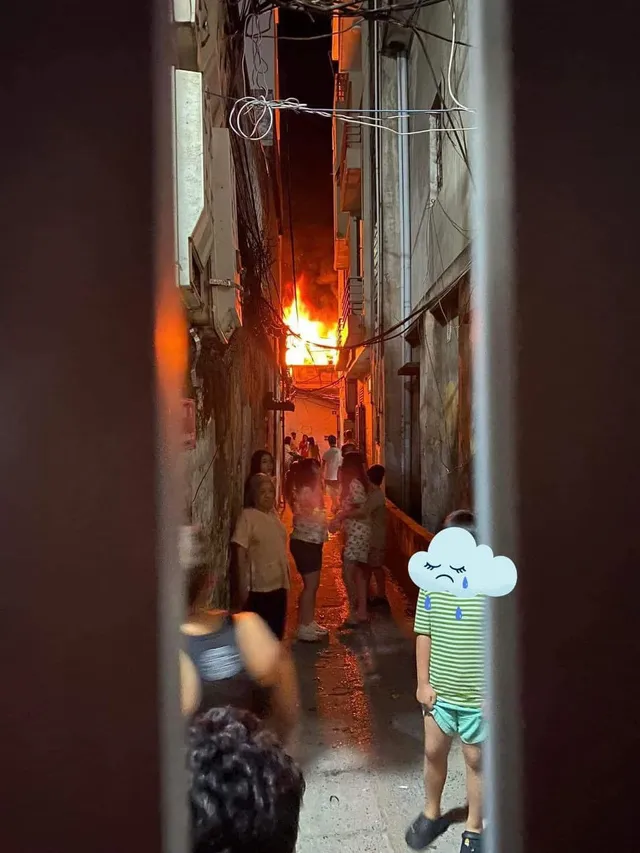 Cháy nhà trong đêm ở Hà Nội, lửa bùng lên dữ dội - Ảnh 1.