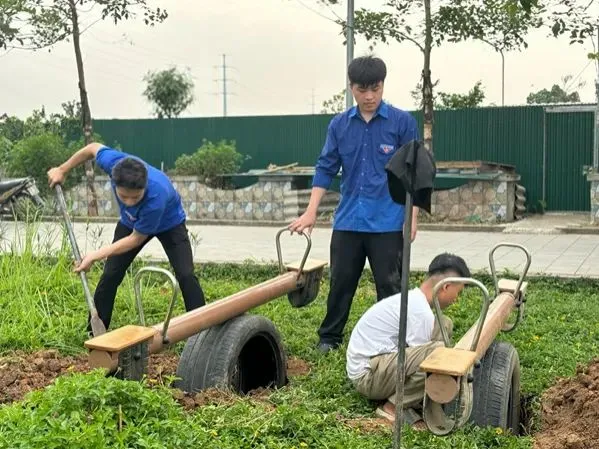 The June Kindness Bus: Bringing Summer Playgrounds to Suburban Children in Hanoi - Ảnh 1.