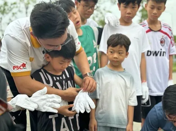 The June Kindness Bus: Bringing Summer Playgrounds to Suburban Children in Hanoi - Ảnh 2.