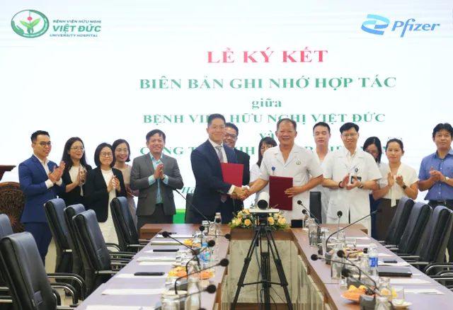 Pfizer Vietnam partners with two hospitals in managing Antimicrobial Resistance - Ảnh 1.