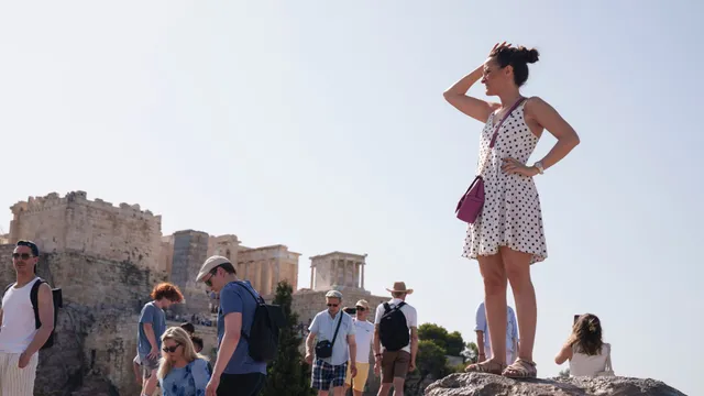 Hy Lạp đóng cửa trường học và điểm du lịch do nắng nóng lịch sử - Ảnh 1.