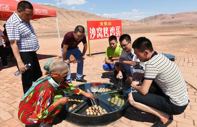 Hỏa Diệm Sơn (Trung Quốc) nóng tới 75 độ C, nhiều du khách vẫn thích thú trải nghiệm - Ảnh 2.