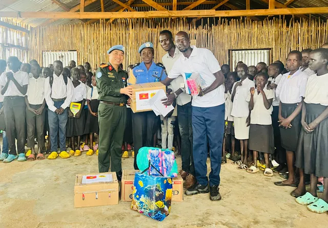 Công an Việt Nam trao quà, mang niềm vui cho trẻ em Nam Sudan - Ảnh 1.