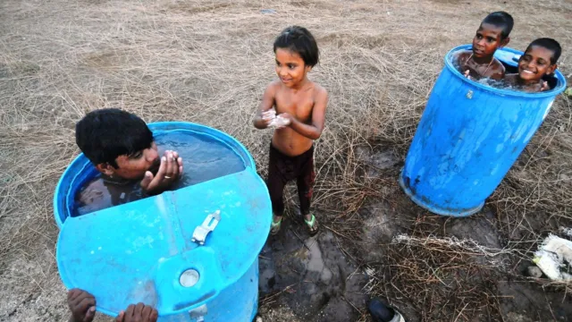 Trẻ em Ấn Độ thiếu chỗ vui chơi ngoài trời vì nắng nóng - Ảnh 1.