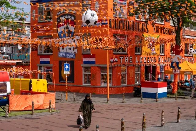 Biến khu phố thành màu cam để cổ vũ bóng đá - Ảnh 2.