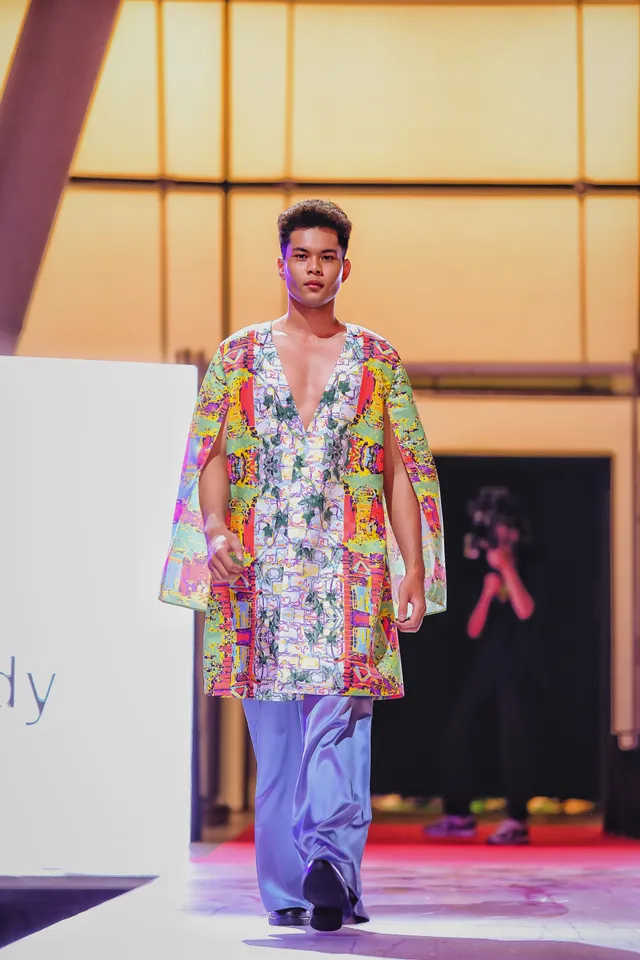 Thí sinh Mister Vietnam 2024 nổi bật trên sàn diễn Tuần lễ thời trang quốc tế ASEAN tại Singapore - Ảnh 2.