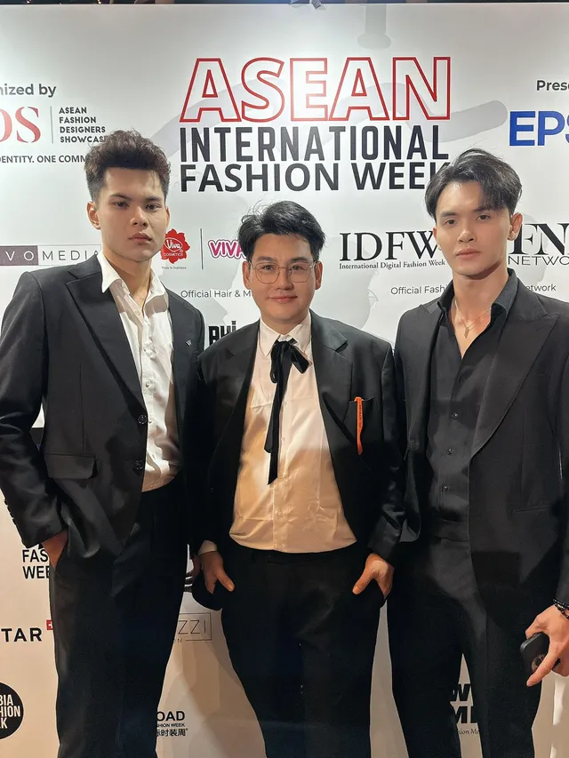 Thí sinh Mister Vietnam 2024 nổi bật trên sàn diễn Tuần lễ thời trang quốc tế ASEAN tại Singapore - Ảnh 1.