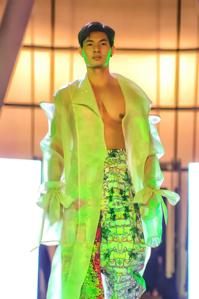 Thí sinh Mister Vietnam 2024 nổi bật trên sàn diễn Tuần lễ thời trang quốc tế ASEAN tại Singapore - Ảnh 3.