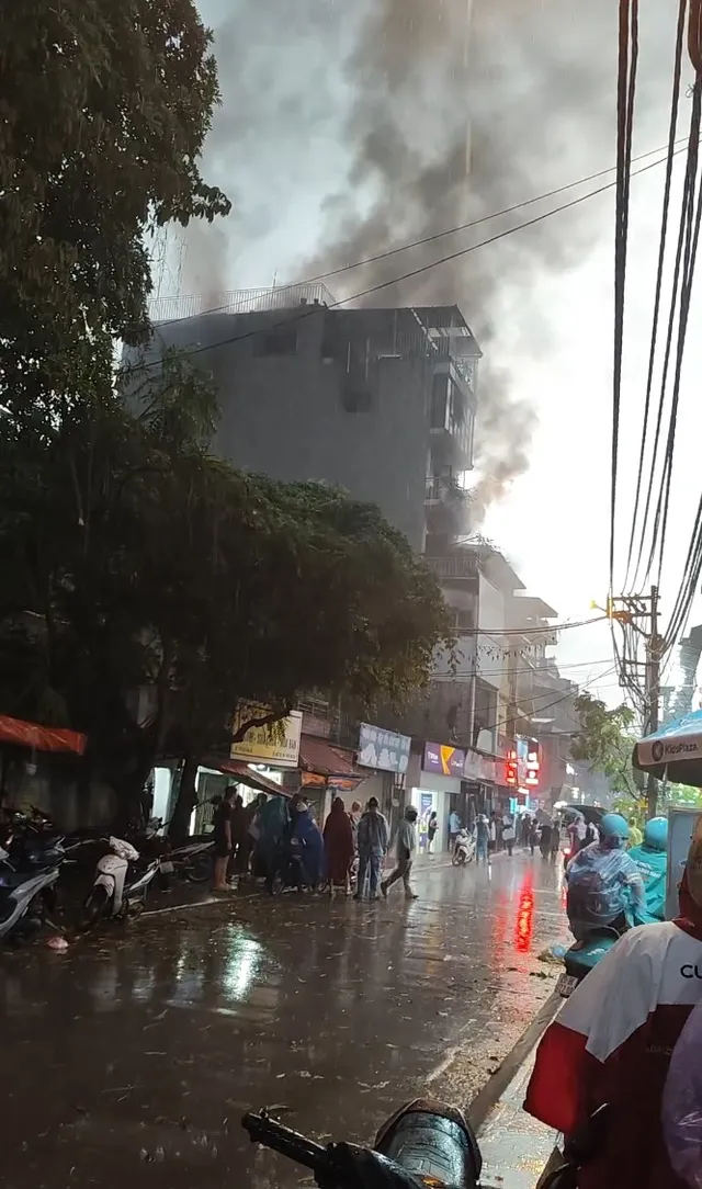 Cháy nhà dân trên phố Định Công Hạ (Hà Nội) - Ảnh 1.