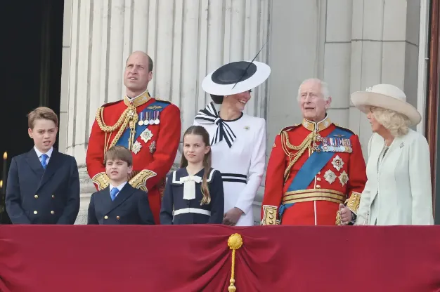 Hoàng tử William chu đáo trong lần xuất hiện đầu tiên của vợ Kate Middleton sau chẩn đoán ung thư - Ảnh 1.