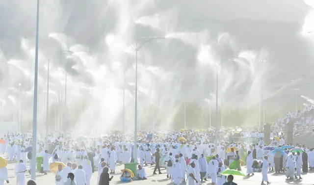 Saudi Arabia lắp máy phun sương cho người hành hương Haji - Ảnh 1.