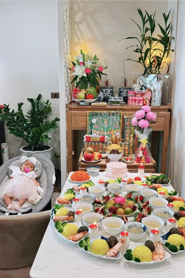 Thu Quỳnh tiết lộ tên con gái, Phương Oanh xinh đẹp trong lễ đầy tháng cặp song sinh - Ảnh 1.