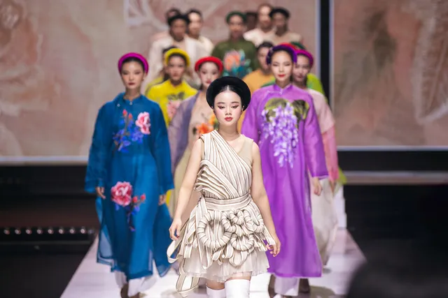 Linh Nga mặc áo dài, múa trên sàn diễn thời trang - Ảnh 1.