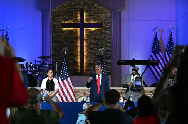 Ông Trump đến thăm nhà thờ ở Detroit nhằm thu hút cử tri da màu - Ảnh 1.